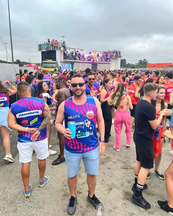 Folião com abadá sublimado em bloco de Carnaval