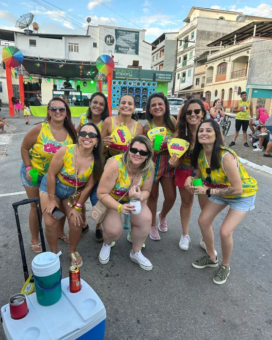 Grupo de amigas com abadás amarelos sublimados na rua