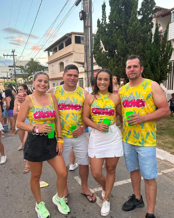 Turma com abadás amarelos sublimados na rua